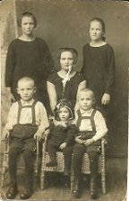 father with sisters and aunt Sophia Karlovna